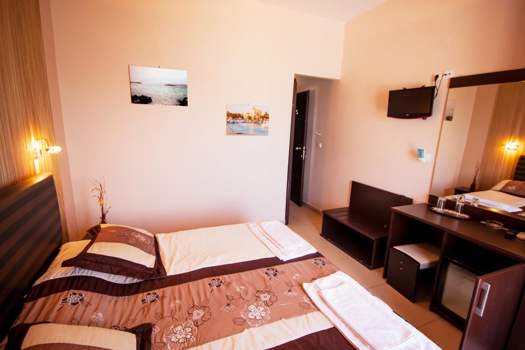 Plaza Hotel Aegina Exterior photo